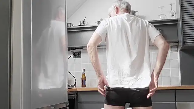 Snapshot of ewaldwillems99 chatting on April 8, 2026, 12:49 pm ewaldwillems99 online show from April 8, 2026, 12:49 pm