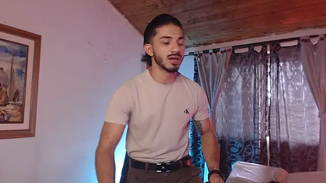 ArturoCardona  online show from May 17, 2026, 3:52 pm