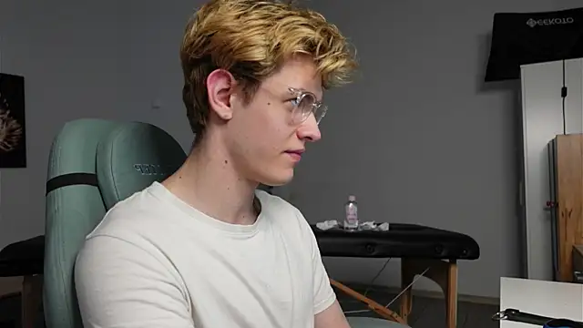 Snapshot of Logan_Fraser chatting on October 14, 2025, 1:45 pm Logan Fraser online show from October 14, 2025, 1:45 pm