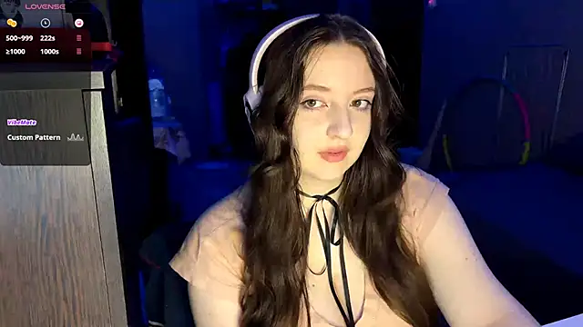 LauretteRagar online show from November 12, 2025, 5:35 pm