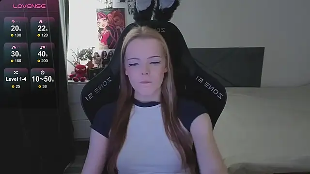 Snapshot of Luna_Navy chatting on October 21, 2025, 9:32 am Luna Navy online show from October 21, 2025, 9:32 am