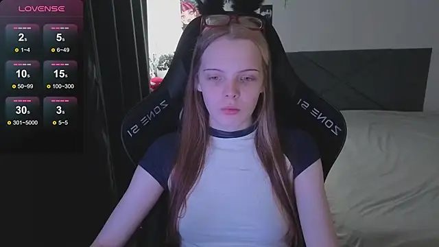 Snapshot of Luna_Navy chatting on October 25, 2025, 9:06 am Luna Navy online show from October 25, 2025, 9:06 am