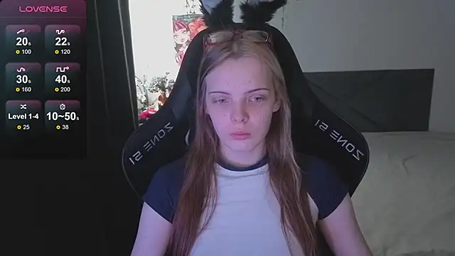 Snapshot of Luna_Navy chatting on October 26, 2025, 9:04 am Luna Navy online show from October 26, 2025, 9:04 am