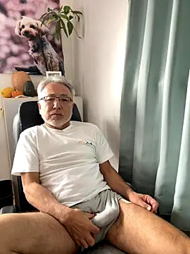 gholly2007 online show from November 13, 2025, 2:32 am