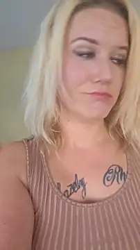 Snapshot of RhondaRump chatting on November 12, 2025, 5:35 pm RhondaRump online show from November 12, 2025, 5:35 pm