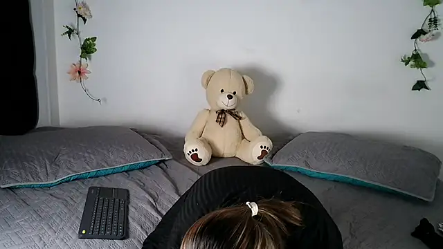 Snapshot of abella-lemus chatting on February 6, 2026, 12:37 am abella-lemus online show from February 6, 2026, 12:37 am