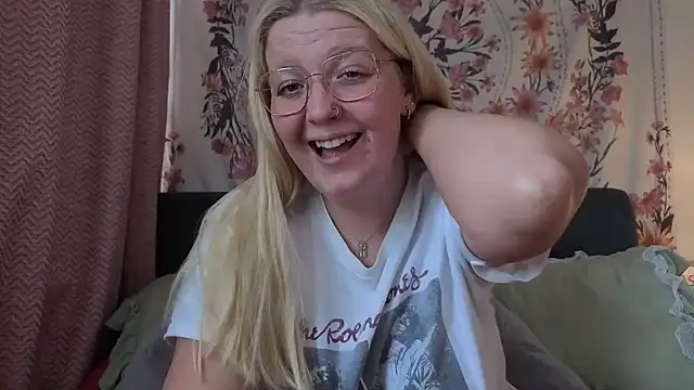 Daisyxoxo  online show from April 10, 2026, 8:52 am