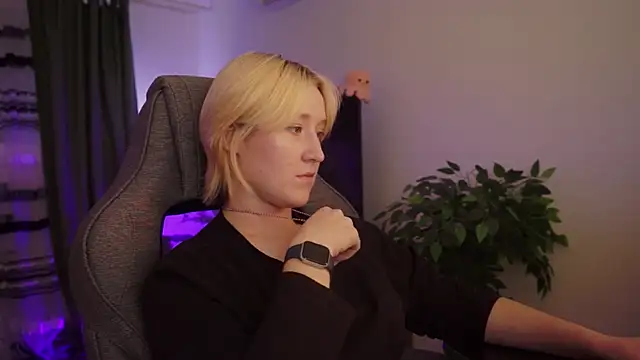 Snapshot of CinBellamy chatting on November 6, 2025, 6:03 am CinBellamy online show from November 6, 2025, 6:03 am