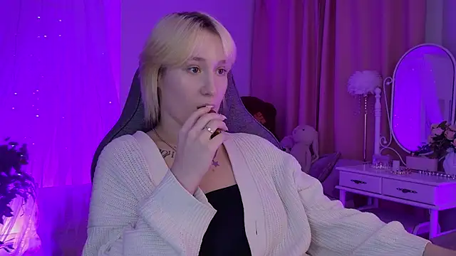 Snapshot of CinBellamy chatting on November 9, 2025, 5:17 am CinBellamy online show from November 9, 2025, 5:17 am