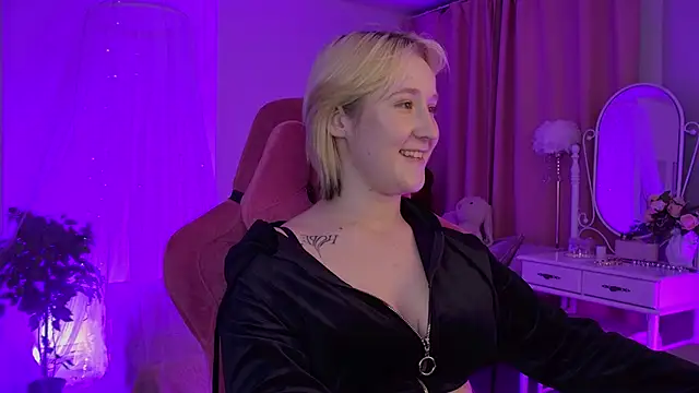 Snapshot of CinBellamy chatting on November 10, 2025, 5:50 am CinBellamy online show from November 10, 2025, 5:50 am