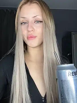 FavoriteKira online show from November 28, 2025, 9:39 pm