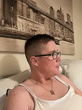 voluptuous-minx online show from December 16, 2025, 4:45 pm