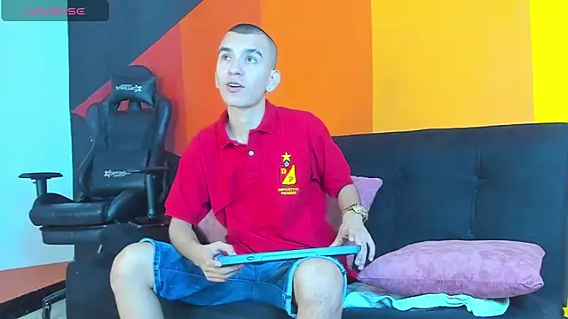 Snapshot of RowanCley chatting on September 27, 2025, 12:21 pm RowanCley online show from September 27, 2025, 12:21 pm