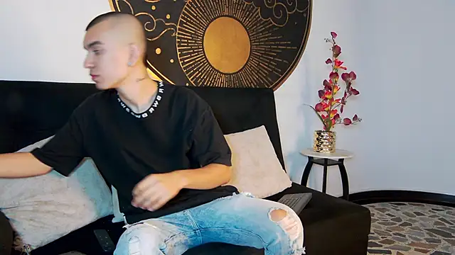 Snapshot of RowanCley chatting on October 9, 2025, 12:14 pm RowanCley online show from October 9, 2025, 12:14 pm