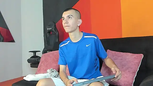 Snapshot of RowanCley chatting on October 20, 2025, 1:00 pm RowanCley online show from October 20, 2025, 1:00 pm