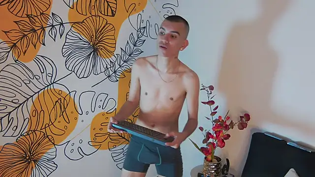 Snapshot of RowanCley chatting on October 28, 2025, 12:09 pm RowanCley online show from October 28, 2025, 12:09 pm