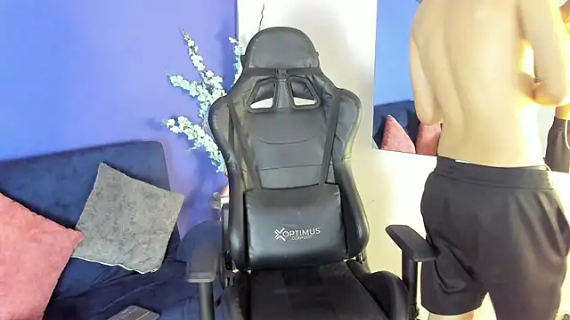 Snapshot of RowanCley chatting on November 12, 2025, 12:16 pm RowanCley online show from November 12, 2025, 12:16 pm