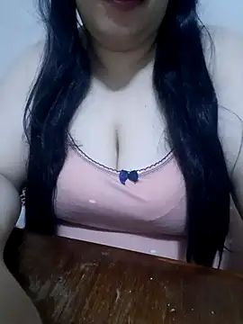 Snapshot of Madam-bezoul- chatting on October 9, 2025, 9:35 pm Madam-bezoul- online show from October 9, 2025, 9:35 pm