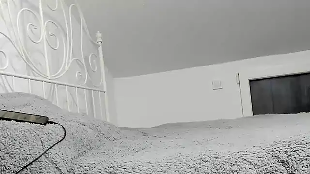 alesquirt33 online show from April 13, 2026, 6:08 am