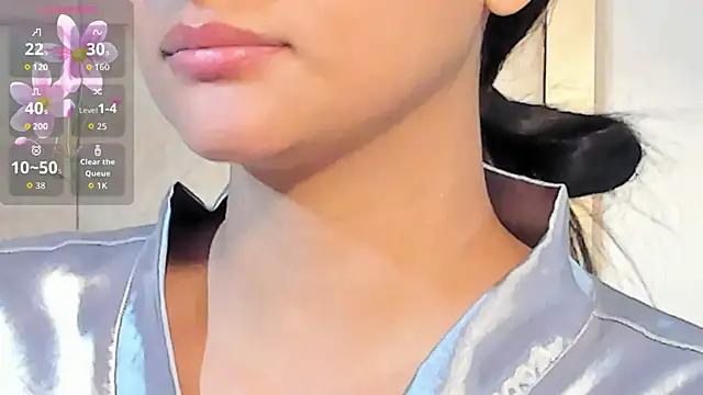 Snapshot of VioletHilton chatting on October 28, 2025, 6:43 pm VioletHilton online show from October 28, 2025, 6:43 pm