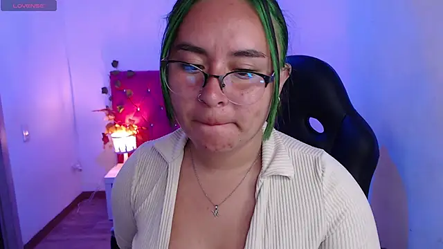 Snapshot of SashaGrey__ chatting on October 3, 2025, 4:48 pm SashaGrey online show from October 3, 2025, 4:48 pm