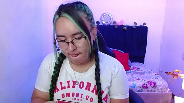 Snapshot of SashaGrey__ chatting on October 31, 2025, 1:45 pm SashaGrey online show from October 31, 2025, 1:45 pm