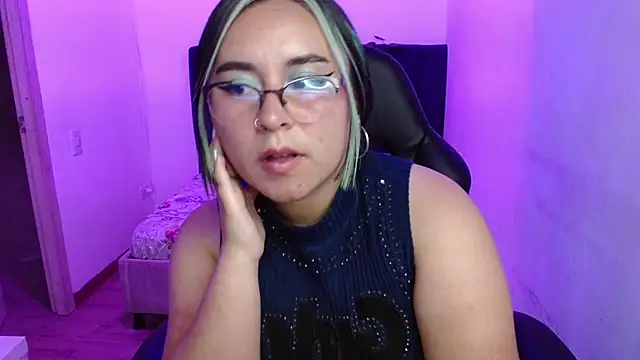 Snapshot of SashaGrey__ chatting on November 17, 2025, 5:46 am SashaGrey online show from November 17, 2025, 5:46 am