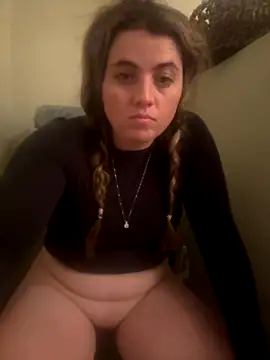 Snapshot of M1l3yD3w chatting on November 21, 2025, 12:32 am M1l3yD3w online show from November 21, 2025, 12:32 am