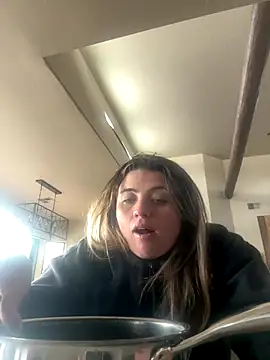 Snapshot of M1l3yD3w chatting on November 23, 2025, 7:35 pm M1l3yD3w online show from November 23, 2025, 7:35 pm