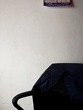 Mia-Glow online show from March 5, 2026, 1:29 pm