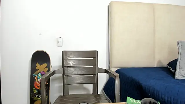 Snapshot of Hector_21_ chatting on October 6, 2025, 8:17 pm Hector 21 online show from October 6, 2025, 8:17 pm