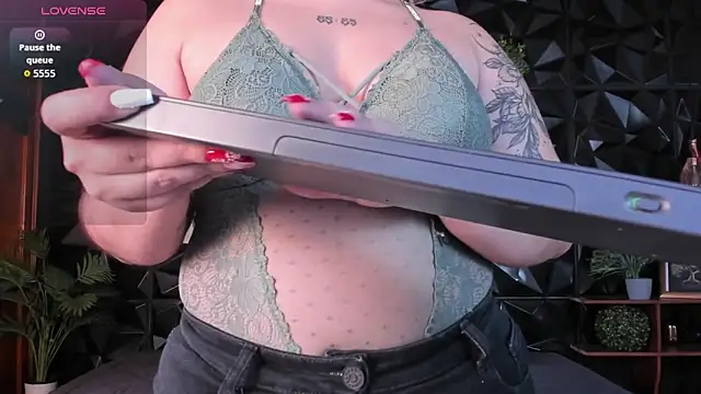 April  foxx online show from December 5, 2025, 2:14 pm