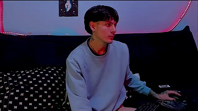 Dioniso guy8 online show from April 15, 2026, 7:43 pm