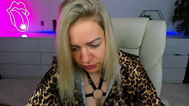 Snapshot of Anna_Snows chatting on October 3, 2025, 5:37 am Anna Snows online show from October 3, 2025, 5:37 am