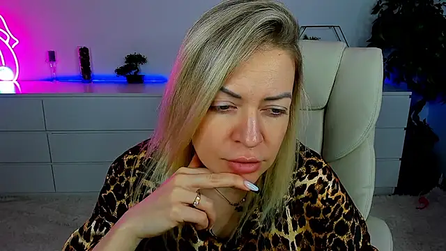 Snapshot of Anna_Snows chatting on October 24, 2025, 5:37 am Anna Snows online show from October 24, 2025, 5:37 am