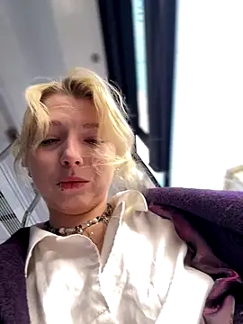 Snapshot of EveLittleSinner chatting on September 28, 2025, 8:42 am EveLittleSinner online show from September 28, 2025, 8:42 am