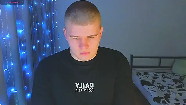 kittenmurr online show from December 3, 2025, 7:45 pm