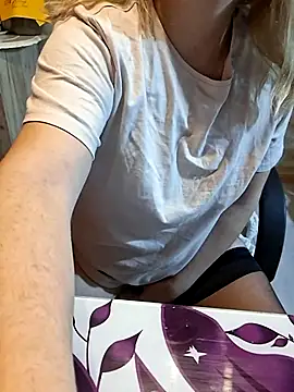 Snapshot of qSensi chatting on October 26, 2025, 11:53 pm qSensi online show from October 26, 2025, 11:53 pm