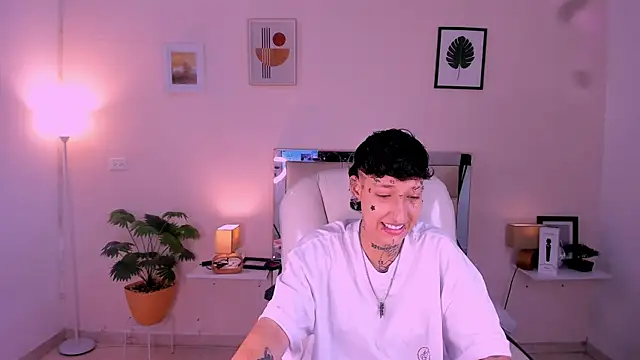 Snapshot of Luci_Rose chatting on November 6, 2025, 2:23 am Luci Rose online show from November 6, 2025, 2:23 am