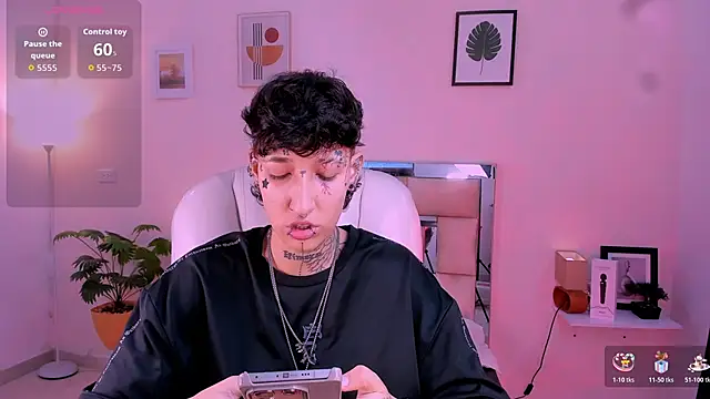 Snapshot of Luci_Rose chatting on November 11, 2025, 1:33 pm Luci Rose online show from November 11, 2025, 1:33 pm