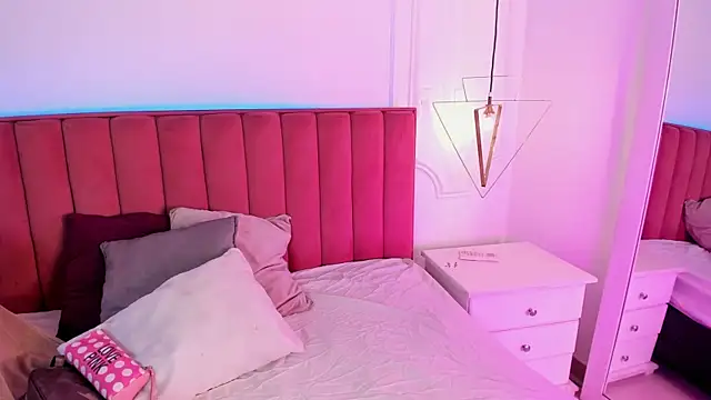 Tessa Sinclaire online show from April 17, 2026, 8:34 pm