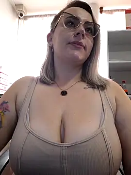 CurvyLust x online show from December 4, 2025, 1:42 pm
