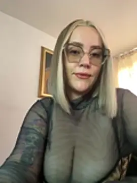 Snapshot of CurvyLust_x chatting on June 3, 2026, 2:33 pm CurvyLust x online show from June 3, 2026, 2:33 pm