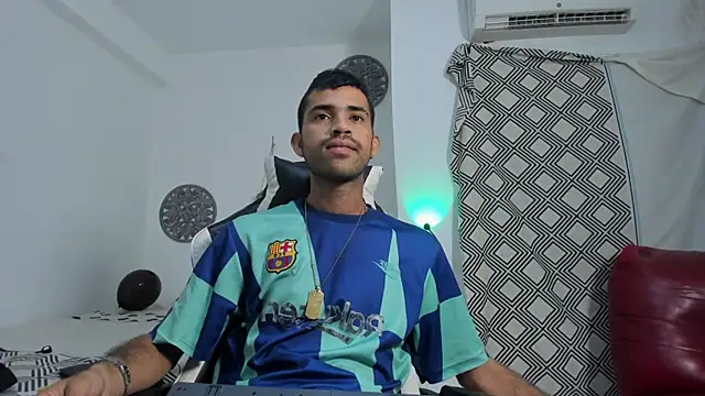 Snapshot of adri_sexboy229 chatting on October 17, 2025, 6:05 am adri sexboy229 online show from October 17, 2025, 6:05 am