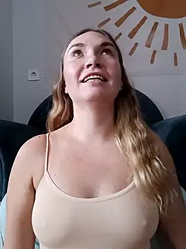 KisaVixen online show from October 4, 2025, 8:34 am