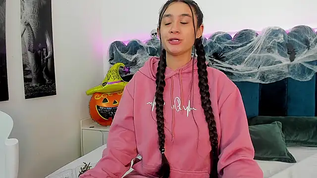 Snapshot of EmilyHanks_ chatting on October 24, 2025, 11:34 pm EmilyHanks online show from October 24, 2025, 11:34 pm