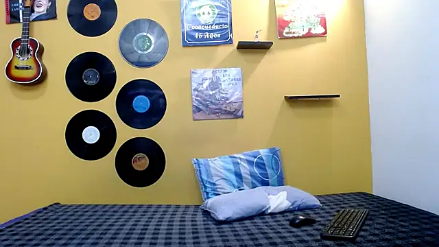 skinnyverus18 online show from April 9, 2026, 7:08 pm