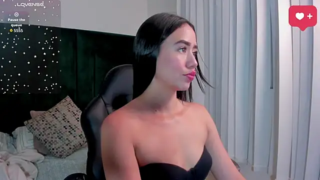 SaraWagner  online show from April 7, 2026, 12:11 am