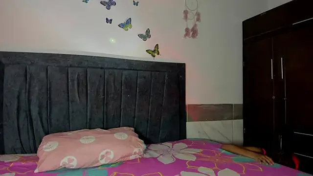 emmie bunny online show from April 13, 2026, 1:22 am