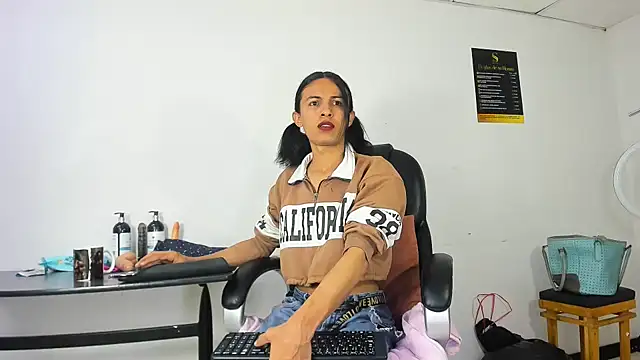 Aisha hotts777 online show from November 27, 2025, 4:03 am